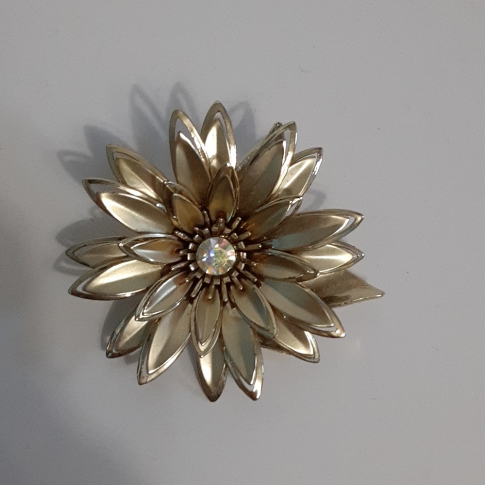 Vintage 3D flower gold tone brooche